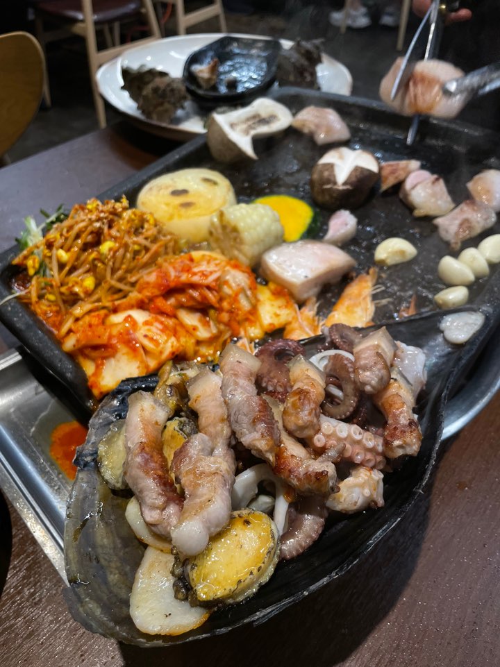 다 구워진 고기와 해산물 사진