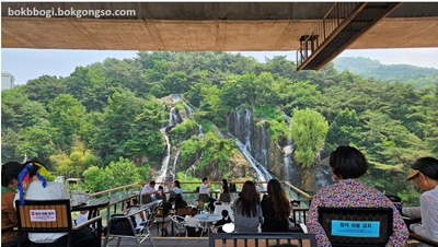 홍제천 폭포카페