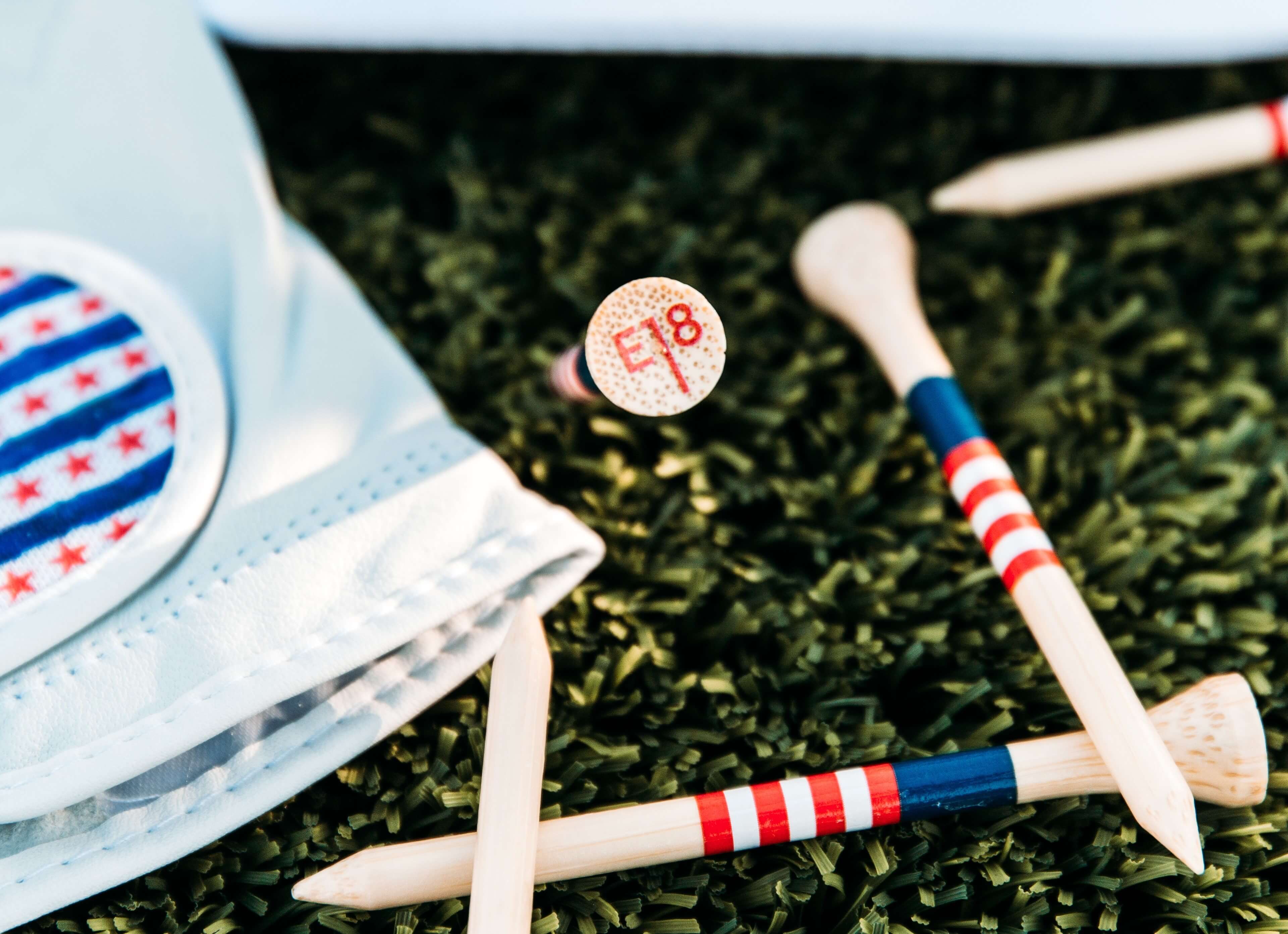 골프장갑과 골프공마커, 골프티가 놓여져 있는 모습