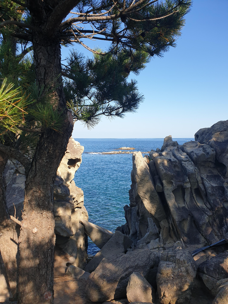 'U'자형 바위 틈 사이로 바다가 보인다.