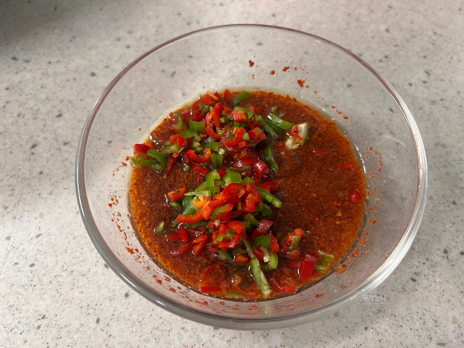 양념장에 고추 넣고