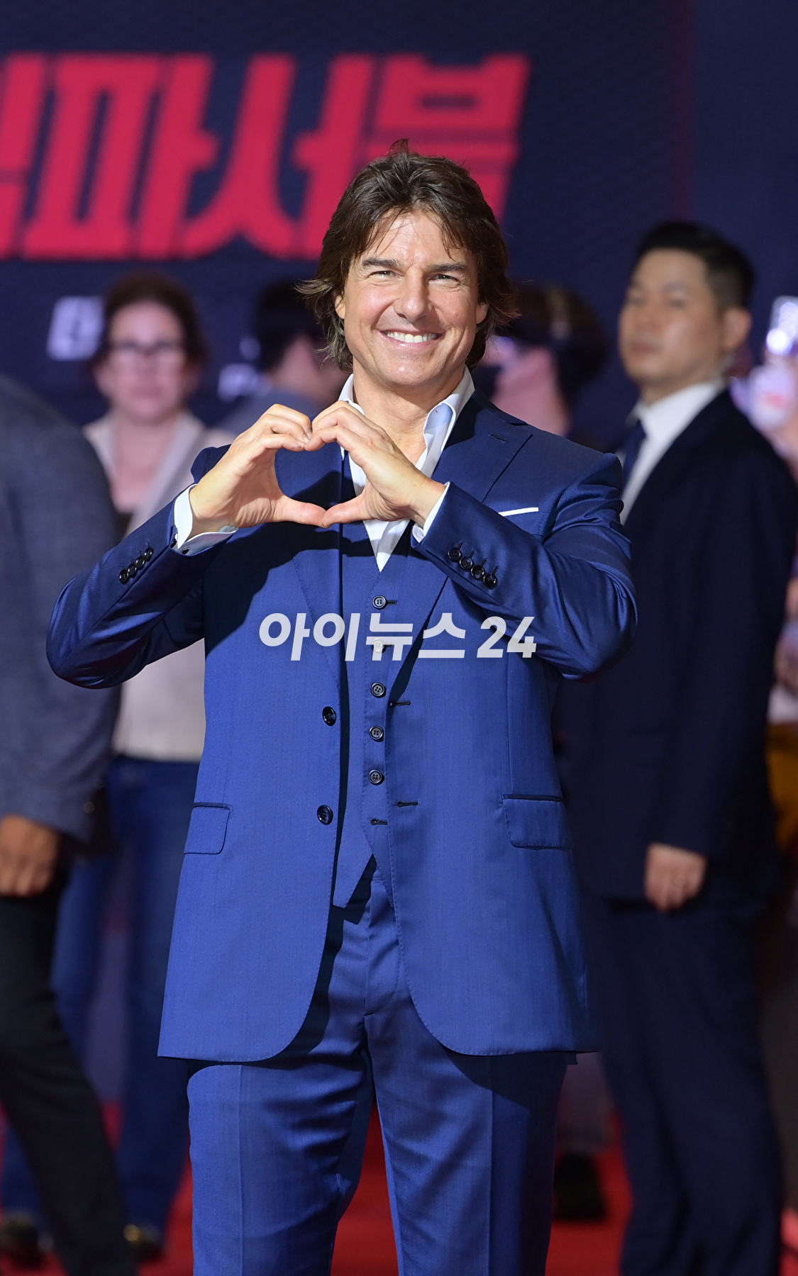 배우 톰 크루즈가 29일 오후 서울 송파구 롯데월드타워에서 진행된 영화 '미션 임파서블: 데드 레코닝 파트 원'(감독 크리스토퍼 맥쿼리) 내한 레드카펫 행사에 참석해 한 팬에게 자신의 얼굴이 새겨진 부채를 받고 기뻐하고 있다. [사진=정소희 기자]