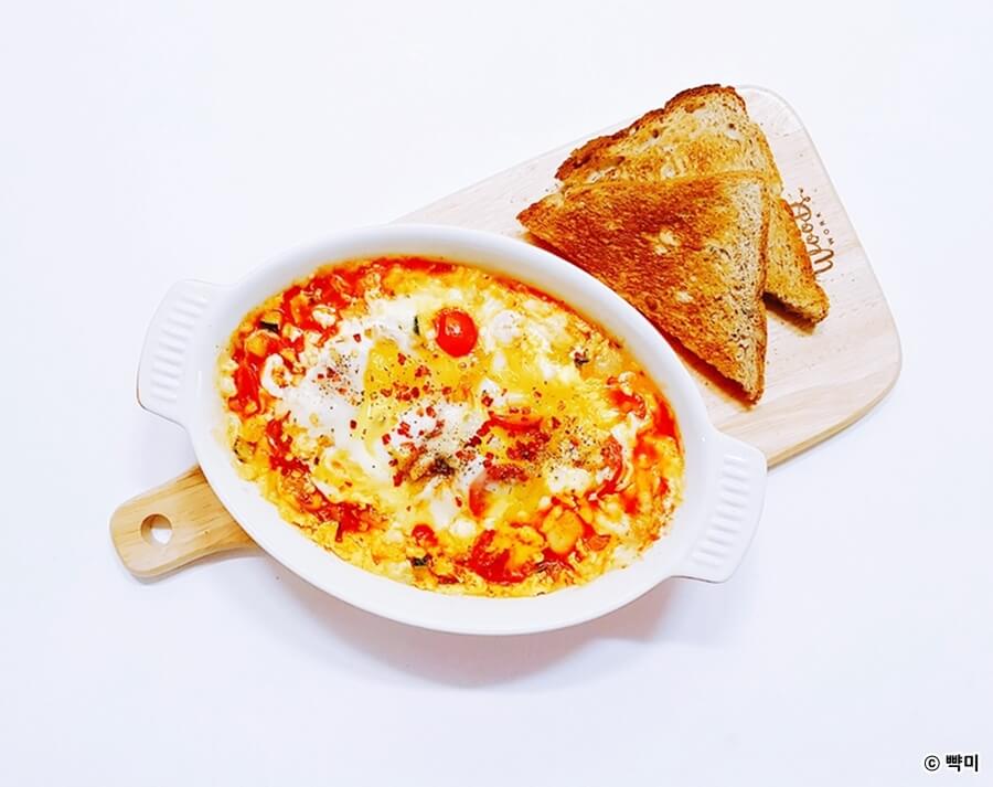 전자레인지 레시피로 간단하게 완성한 에그인헬을 통밀빵과 함께 플레이팅한 모습 다이어트 요리 추천