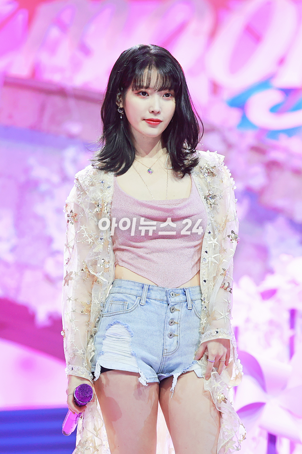 가수 아이유가 4일 오후 온라인 생중계로 진행된 'MMA2021(멜론 뮤직 어워드2021)' 시상식에서 멋진 무대를 선보이고 있다. [사진=멜론뮤직어워드사무국]