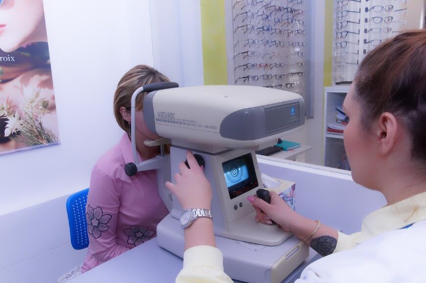 눈 검사 중인 여성