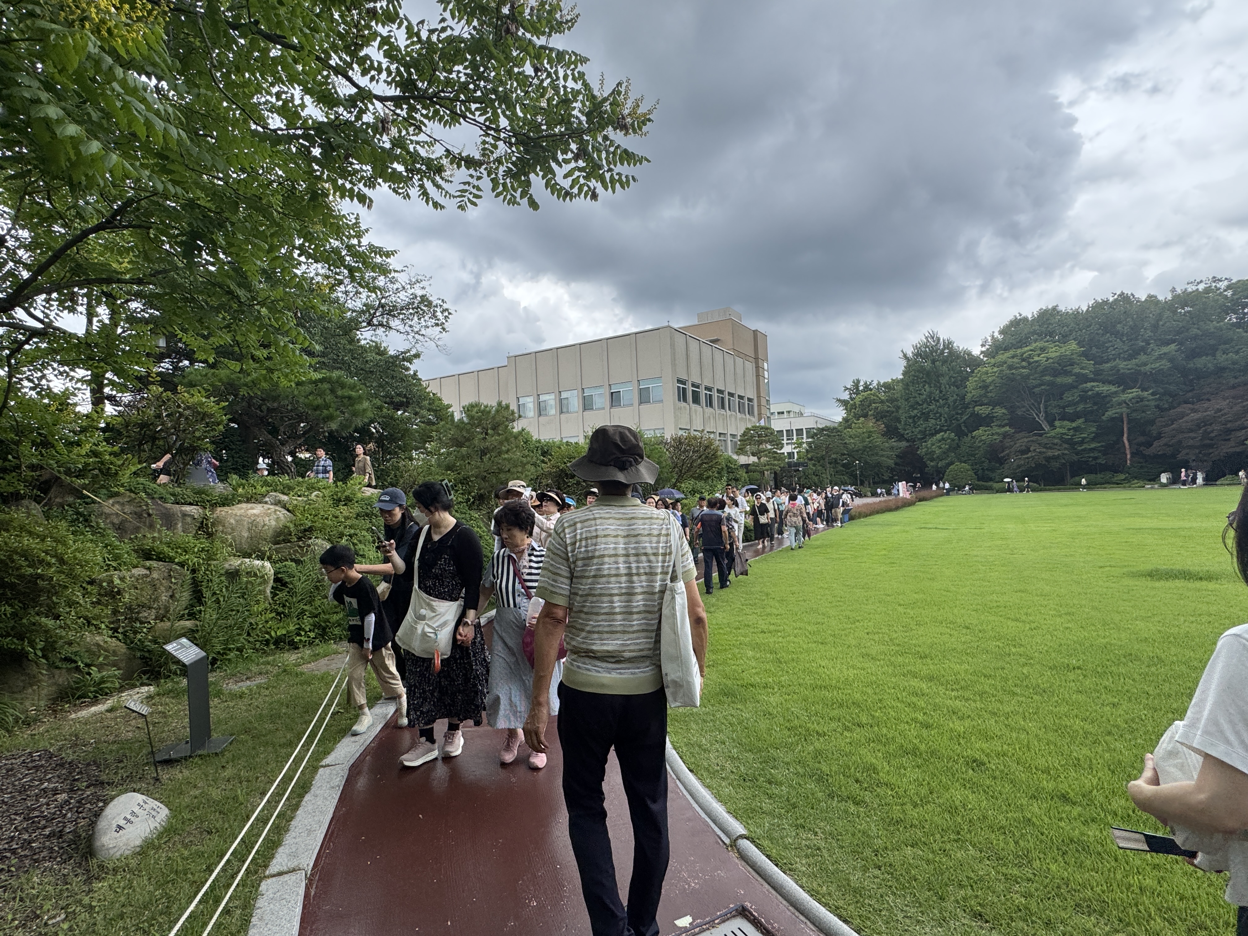 현장해설사의 인솔에 따라 청와대를 관람중인 모습