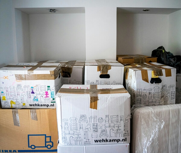 이삿짐이-쌓여있는-사진