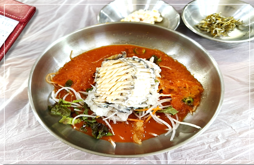 속초 완도회식당의 전복과 가자미 반반 물회