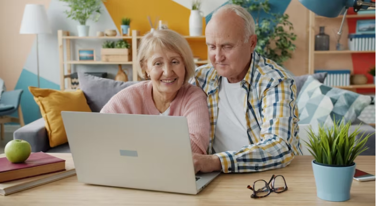 노후를 준비하며 노트북으로 연금 정보를 확인하는 중년 부부