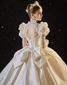 왕관을-쓰고-허리를-잘록하게-묶은-고급스런-웨딩드레스