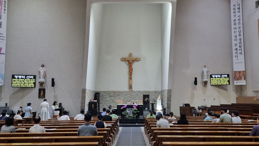 몰운대성당 제대, 제단, 십자고상, 감실, 예수성심상, 성모성심상, 파티마의 성모상 사진입니다.