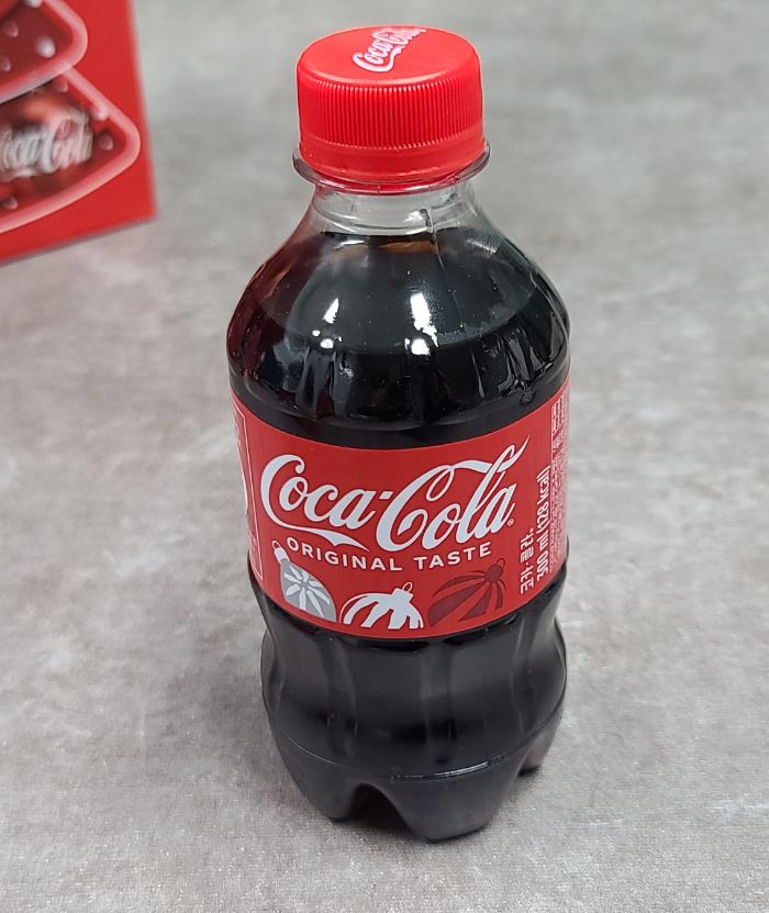 코카콜라 크리스마스 이벤트 한정판 오너먼트 기획팩 코크플레이 연말파티 GUESS WHAT'S INSIDE 산타할아버지 겨울한정