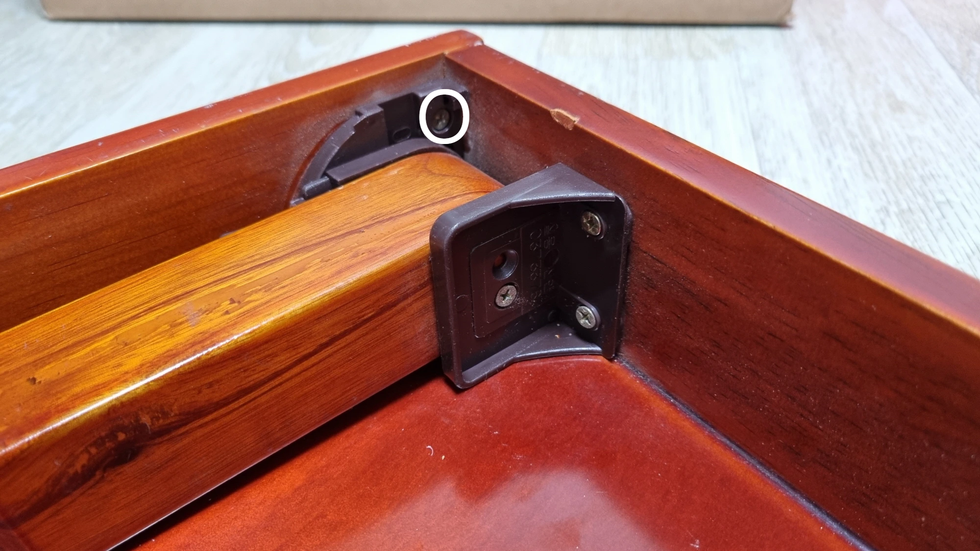 상다리 고정 볼트 위치