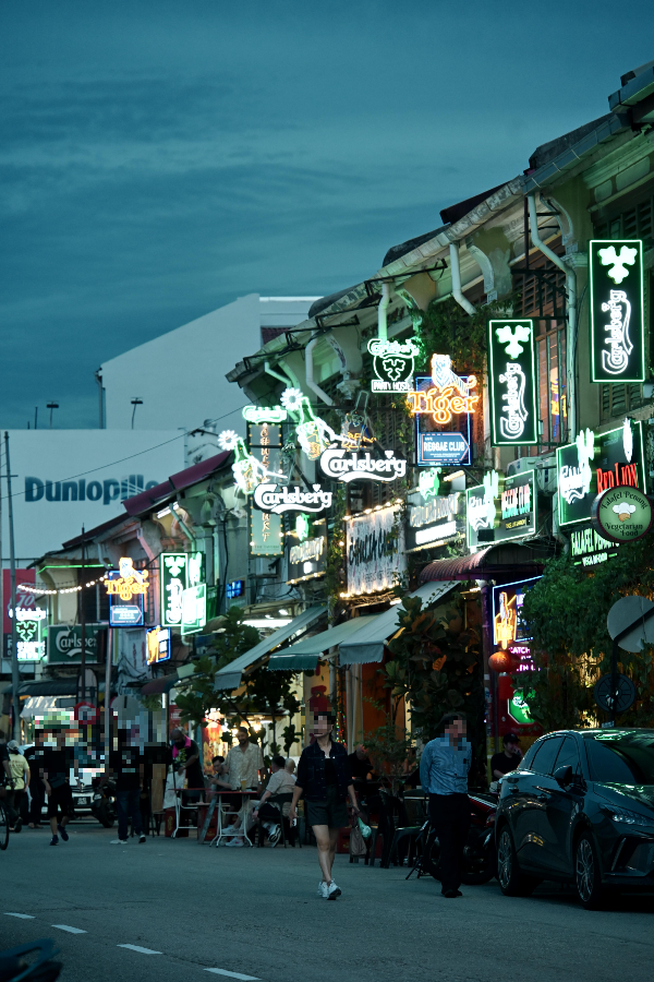 조명이 화려한 길가. 대부분 펍이다.