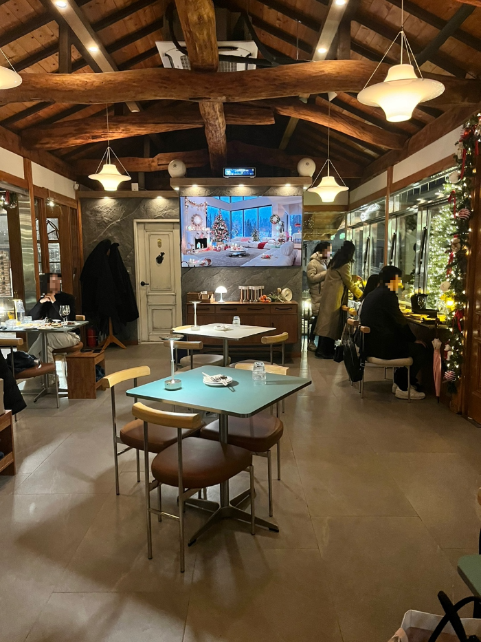 칠링더 데이 내부 홀 모습