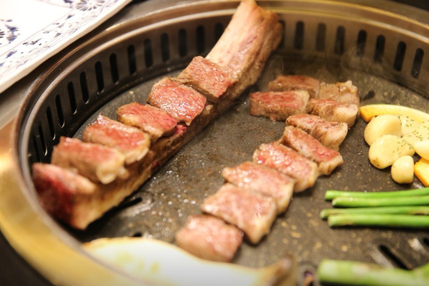 고기명작 우대갈비 굽는 모습