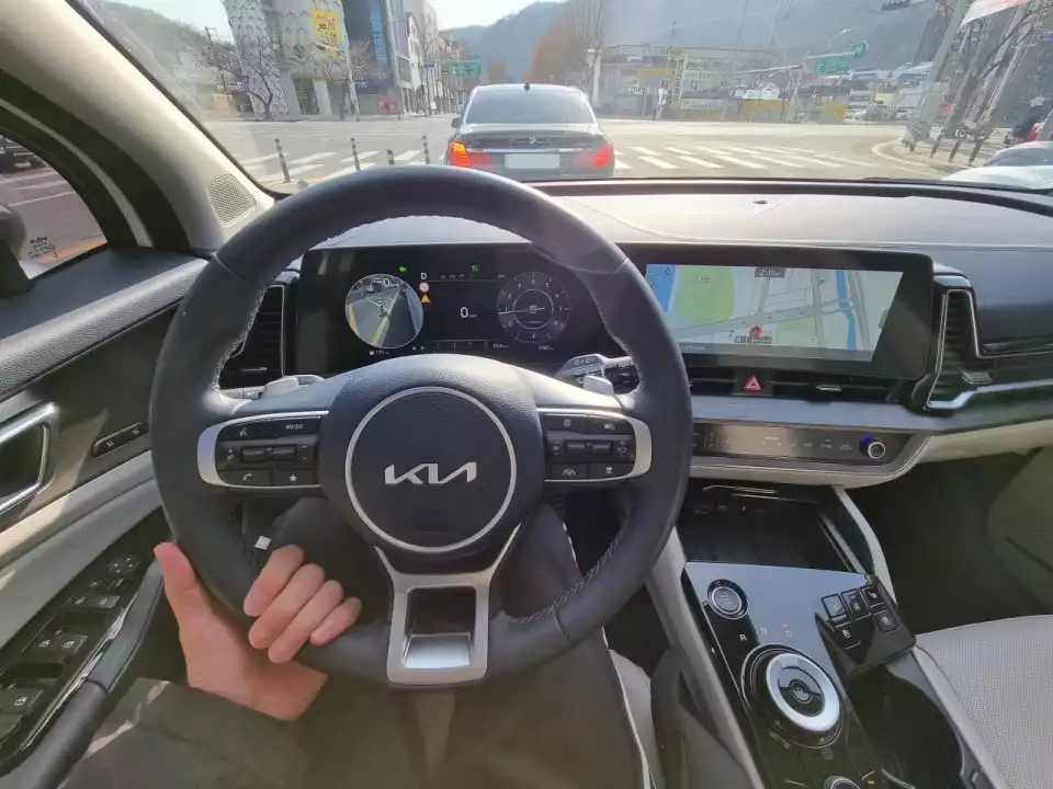 정차 중 운전대 진동을 느껴봅니다.