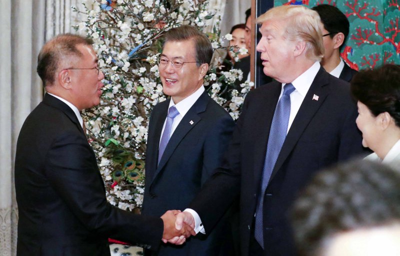 지난 2017년 11월 7일 방한한 도널드 트럼프 당시 미국 대통령이 청와대 영빈관에서 열린 국빈만찬에서 정의선 현대자동차 당시 부회장 악수를 나누고 있다.정의선 현대자동차그룹 회장은 15일 사장단 인사를 단행, 트럼프 집권 2기의 미국 시장 대응에 적극나설 것임을 시사했다.