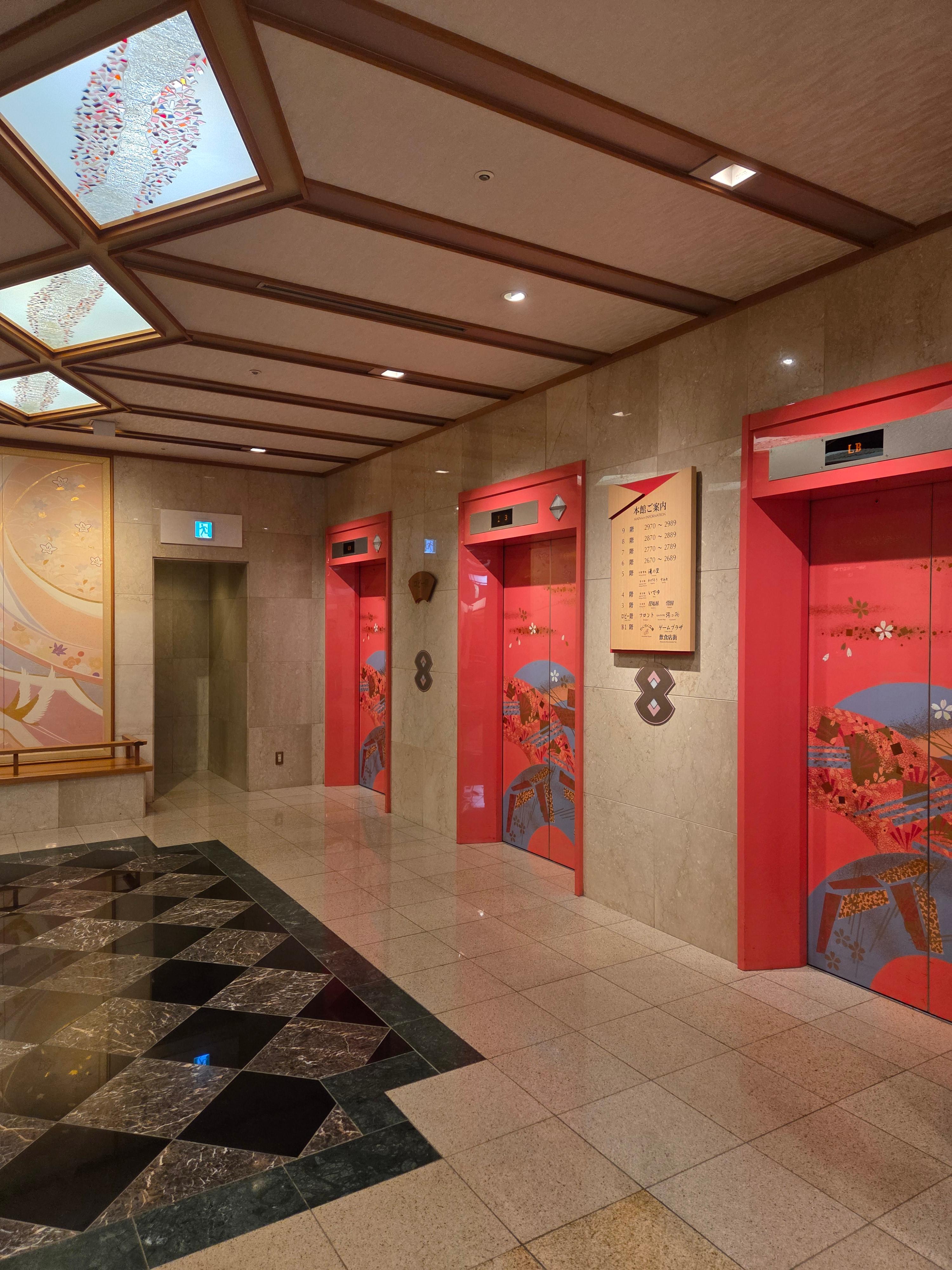 다이이치 타키모토칸 본관 엘리베이터 홀, 붉은색 전통 무늬의 엘리베이터 도어와 모던한 조명
