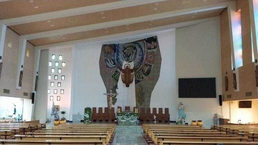 수원 조원동 주교좌성당 성전 안 십자고상, 감실, 제대, 제단 사진