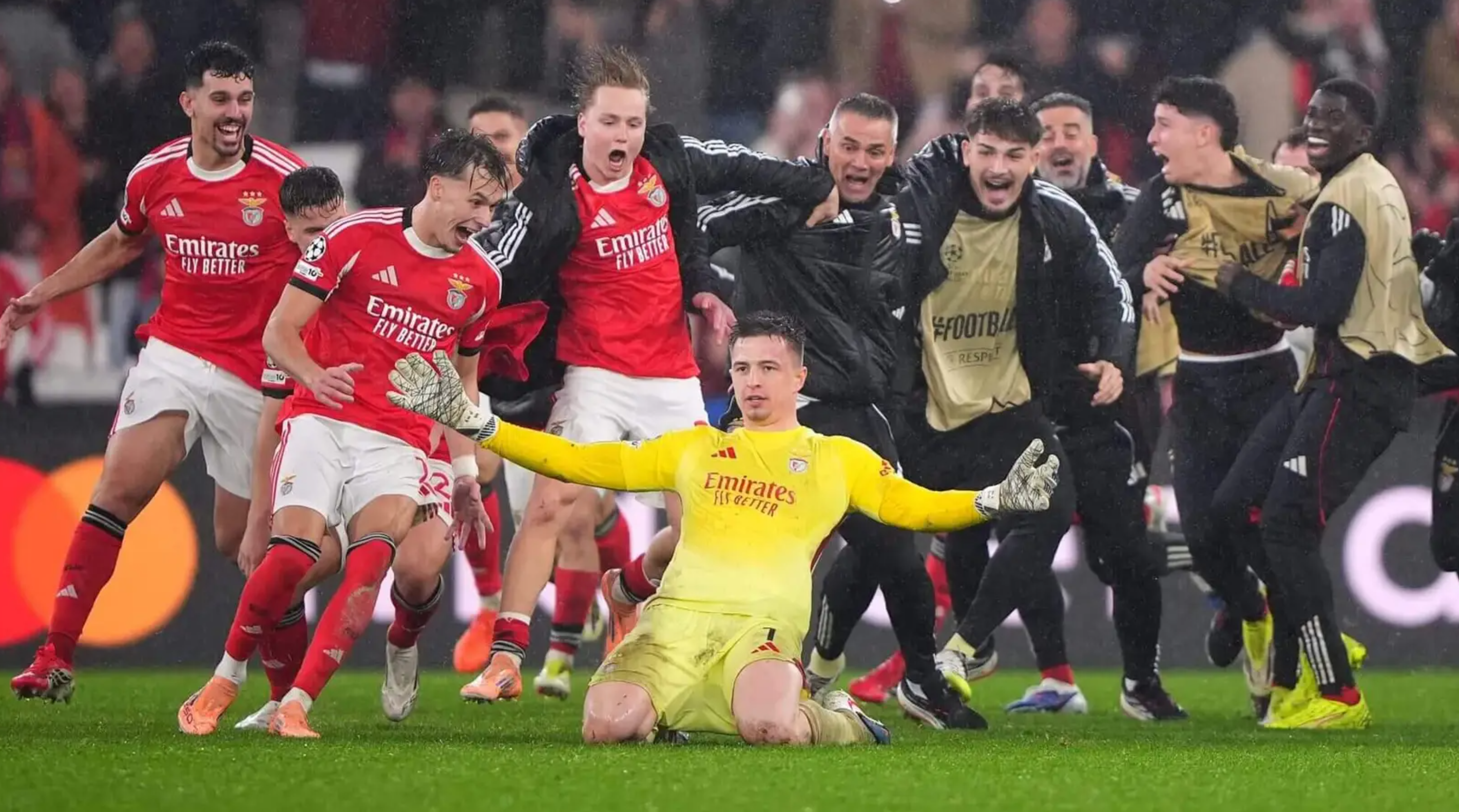 나에게 오라! 트루빈이 마지막 골을 터뜨리자 경기장은 아수라장이 됐다