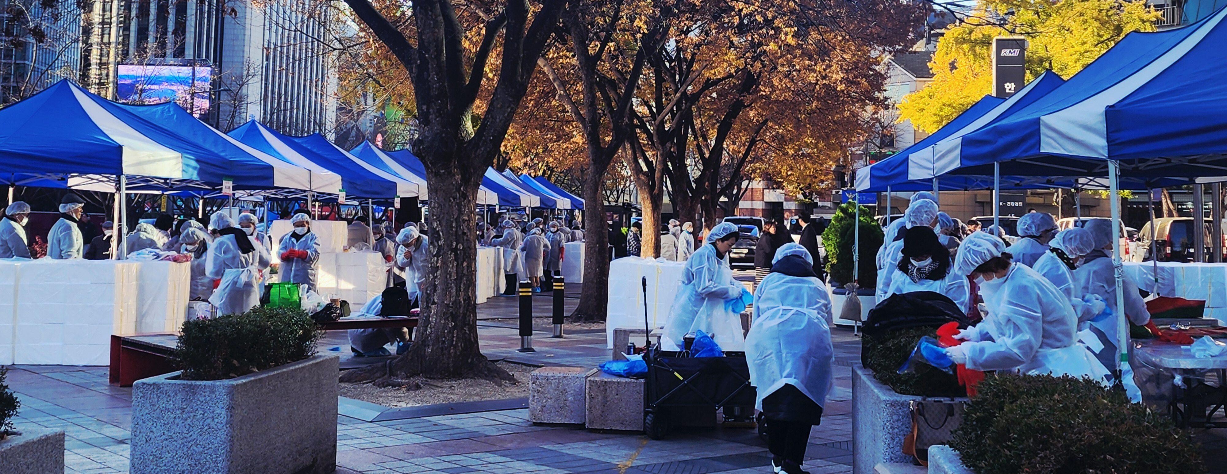 도심 광장에서 여러 봉사자들이 김장을 준비하는 모습