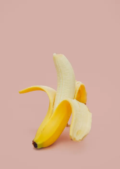 껍질을-반쯤-깐-바나나