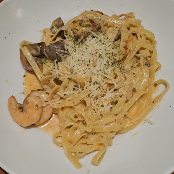 파스타가 접시에 담겨있어요