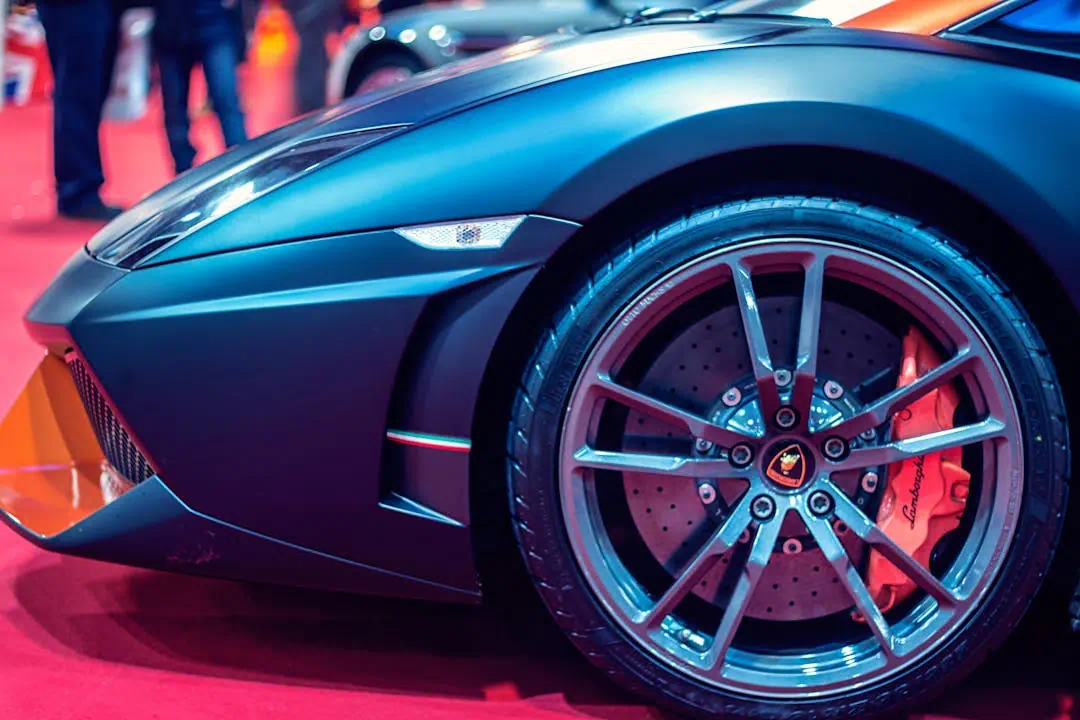 바퀴가 너무 매력적인 스포츠카의 모습