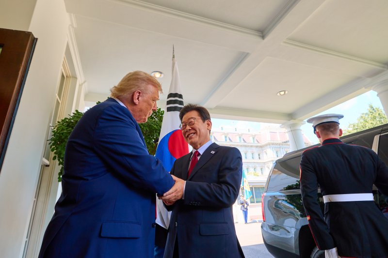 이재명 대통령이 지난 8월 25일(현시시간) 한미 정상회담을 하기 위해 미국 워싱턴 DC 백악관에 도착, 도널드 트럼프 미국 대통령과 악수하고 있다.