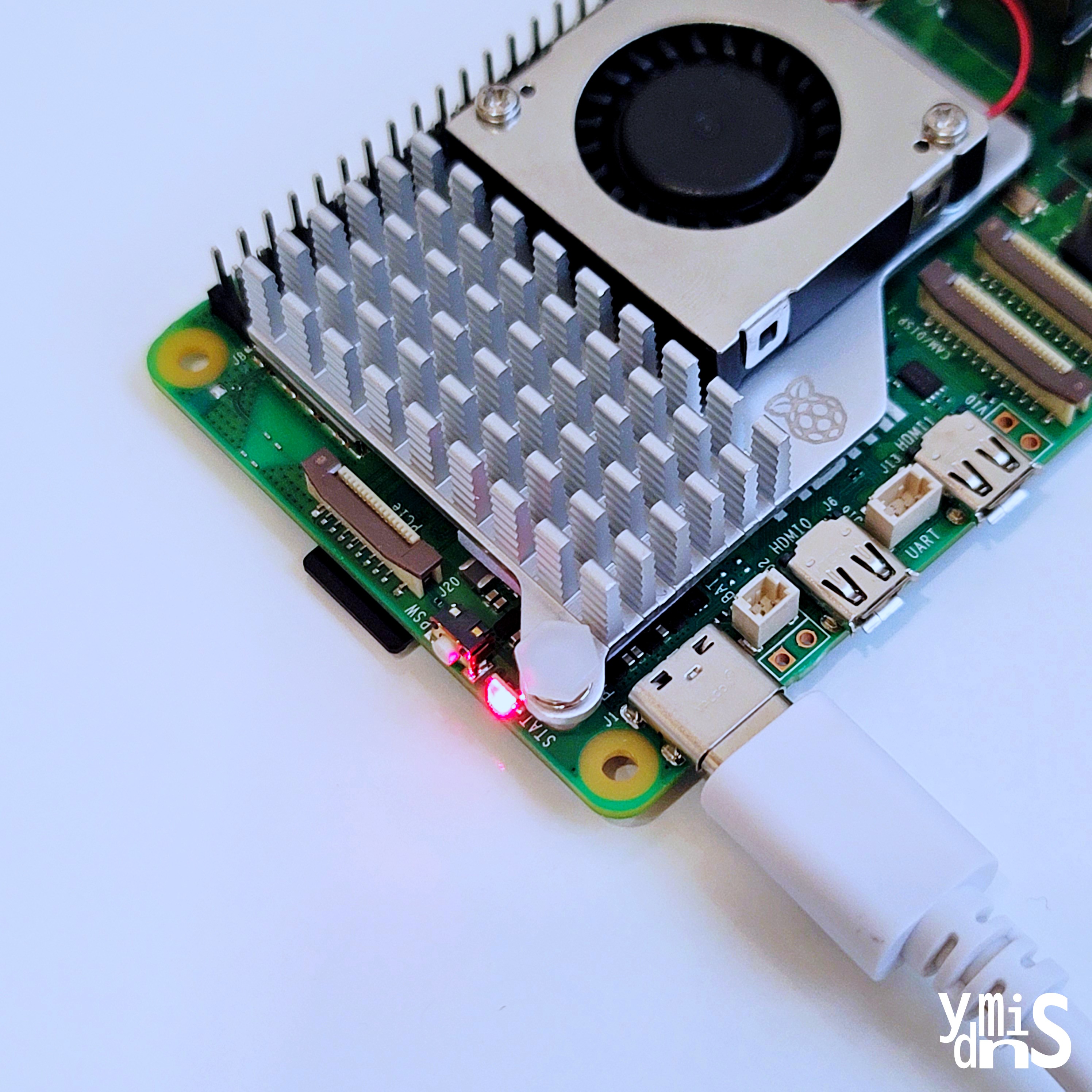 Personal Server Build - Raspberry Pi SSH Connection - 종료 후 LED 인디케이터가 빨간불을 보이는 모습이다.