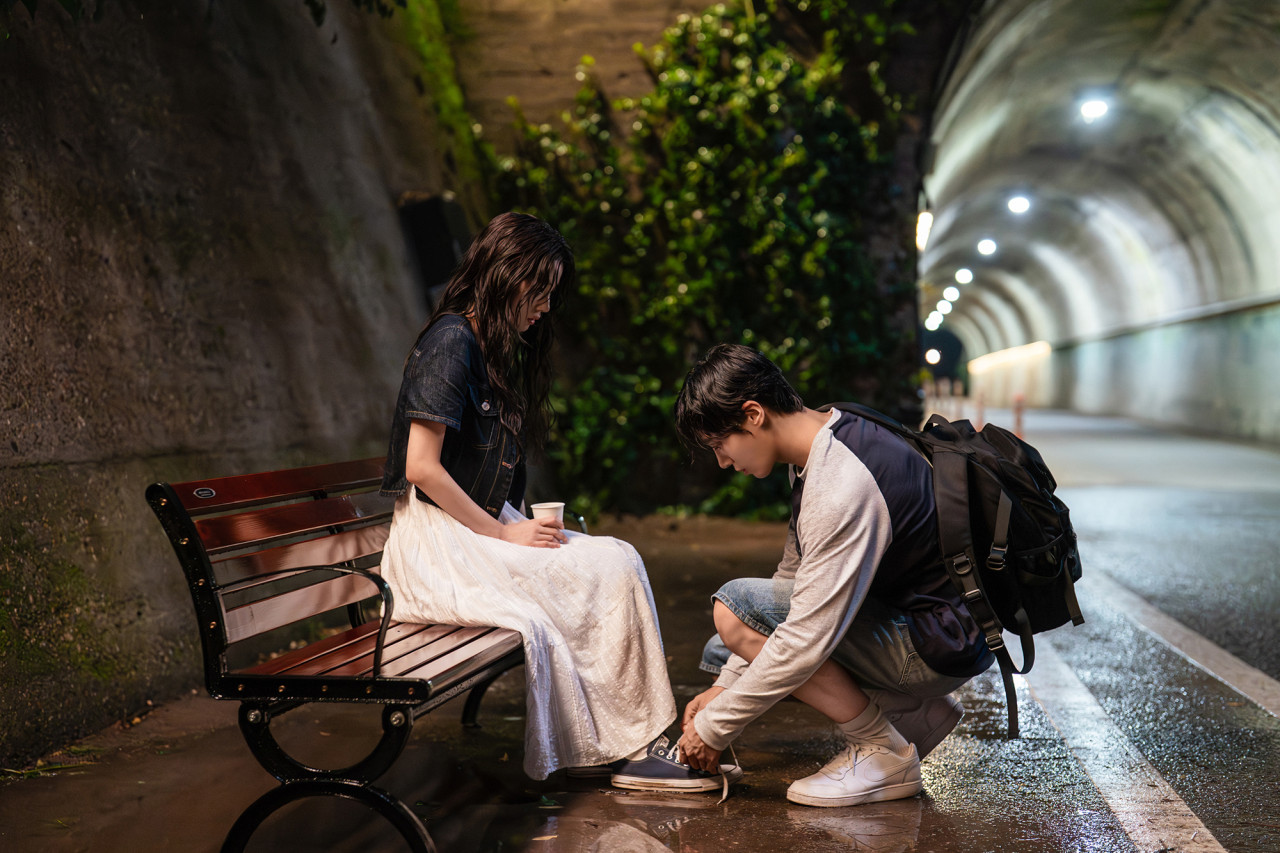 오늘 밤 세계에서 이 사랑이 사라진다 해도 김재원 한서윤 추영우 신시아 비 오는 밤 장면 스틸컷