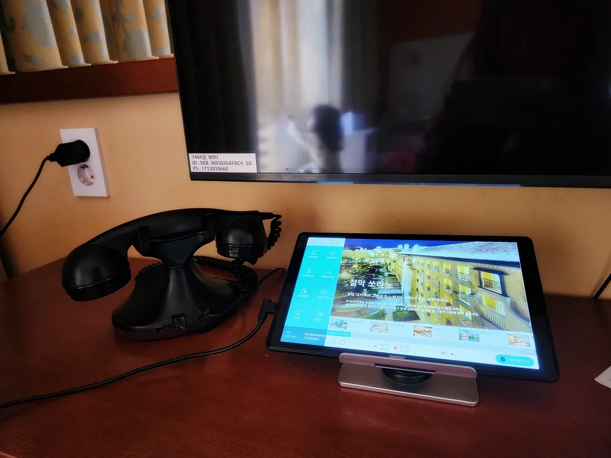숙소-내-전화기와-패드