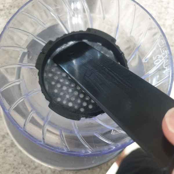 하리오 스위치 드리퍼 안쪽에 필터 캡을 놓고 필터를 펴는 모습