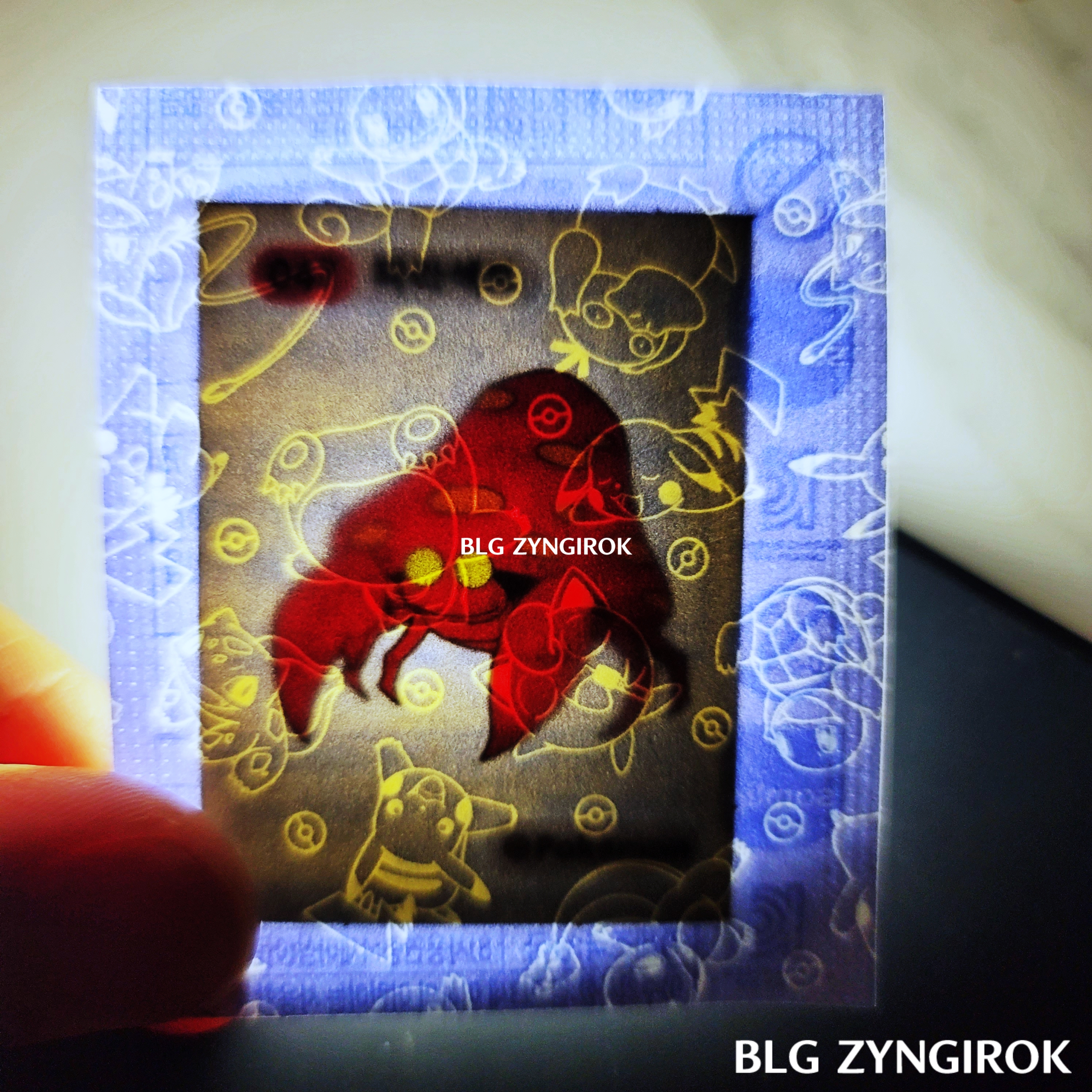 띠부띠부씰-파라섹트를-들고있다.