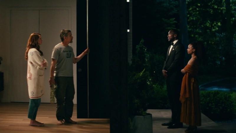 집에 낮선 인물이 찾아오는 리브 더 월드 비하인드