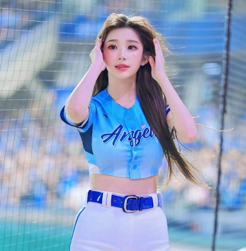 스쿨룩 미소 포즈