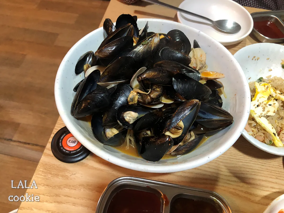 대구-달서구-상인동-조개구이-맛집-아싸가리비-해물라면-홍합이-가득-올려져-있다