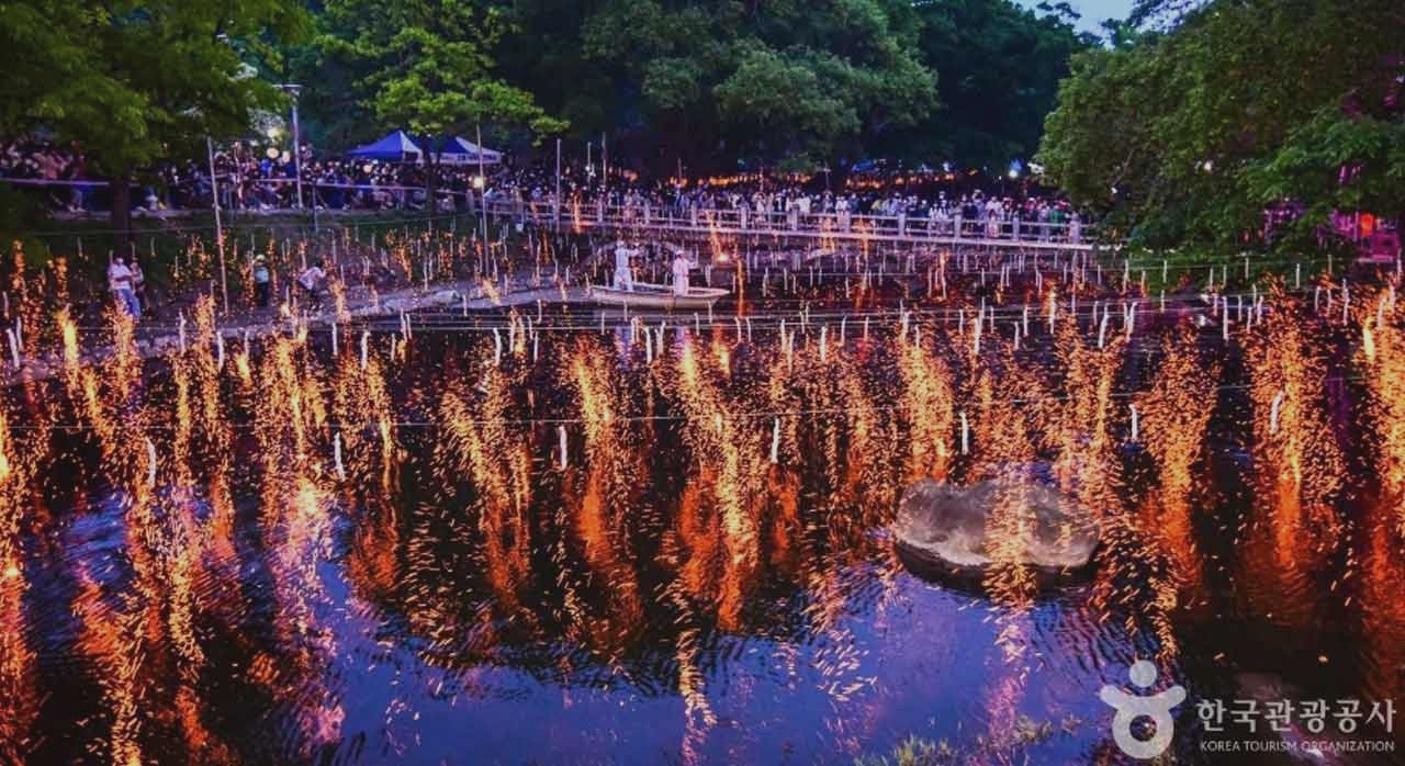 함안 고유의 민속놀이인 낙화놀이가 진행되는 무진정. [ⓒ한국관광 콘텐츠랩]