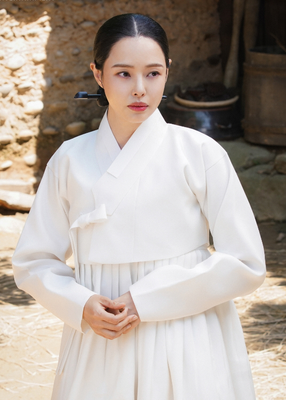 배우 이하늬가 MBC &#39;밤에 피는 꽃&#39;에서 여화 역을 맡아 열연을 펼치고 있다. [사진=사람엔터테인먼트]