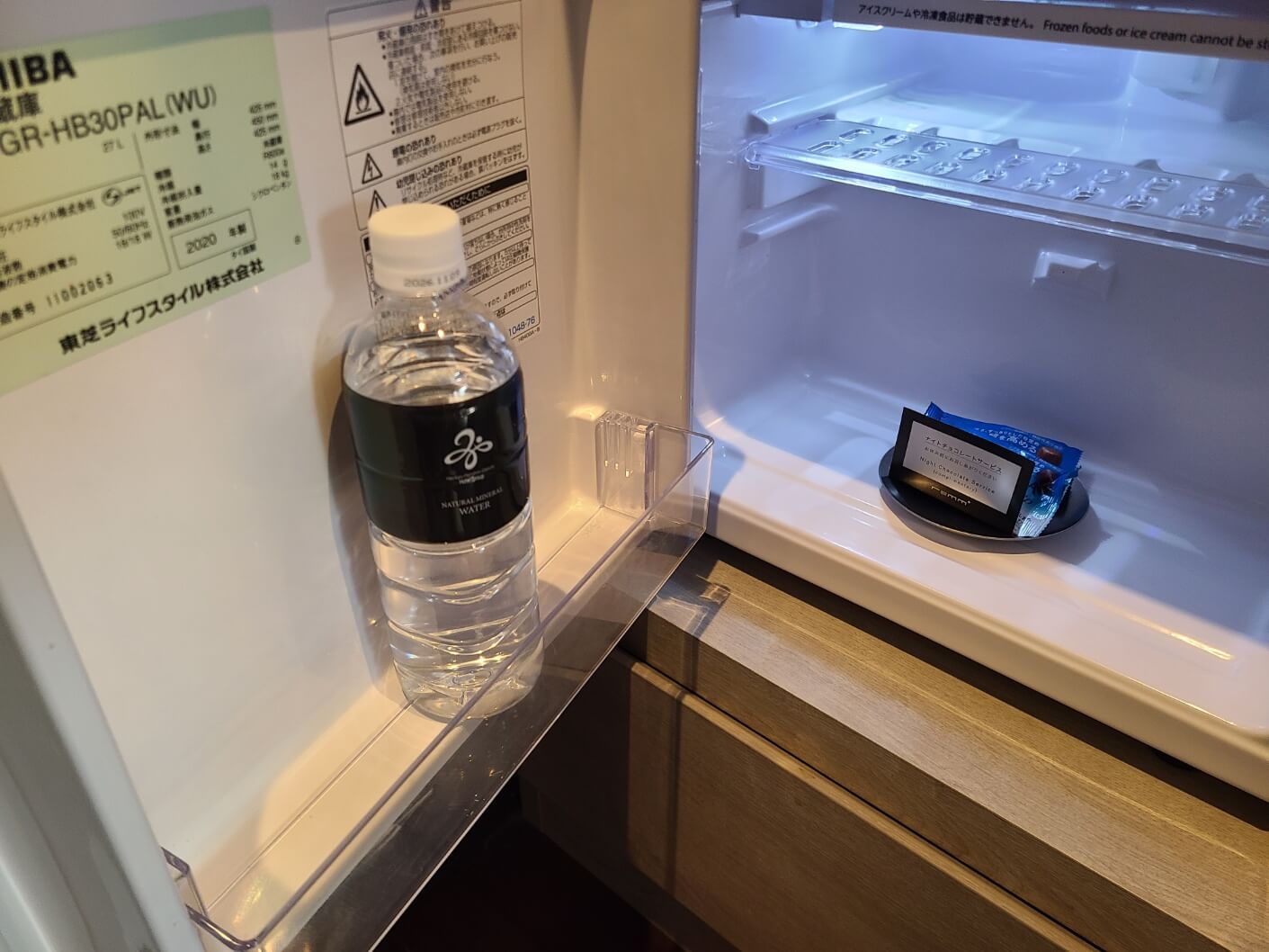 냉장고 열었을때 모습. 웰컴 쵸코렛이 있음