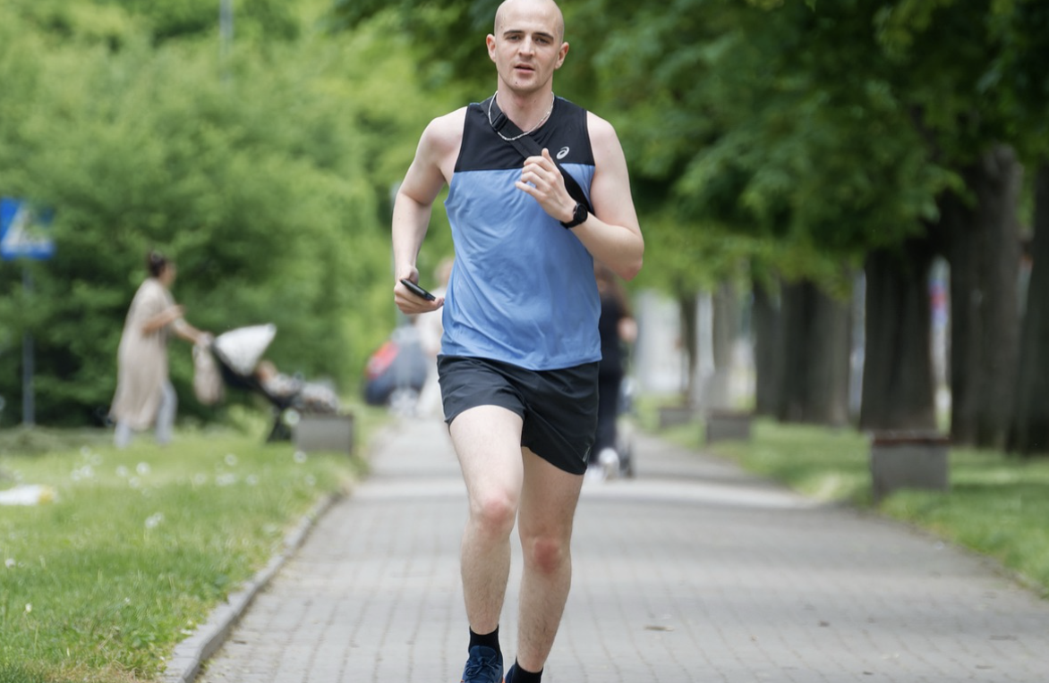 공원에서 달리기 운동을 하고 있는 남성