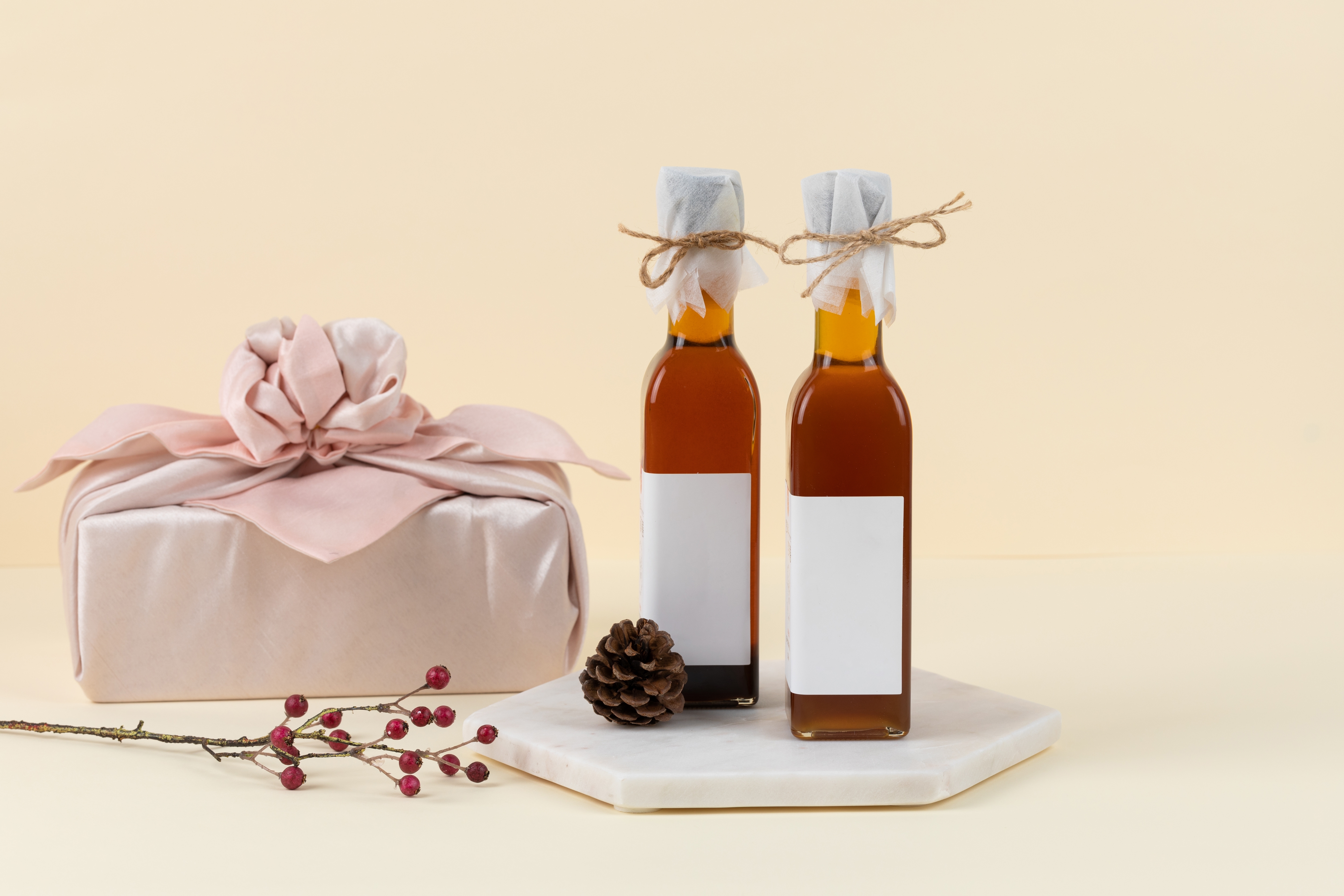 전통 보자기로 포장된 국산 참기름과 들기름 선물세트 이미지