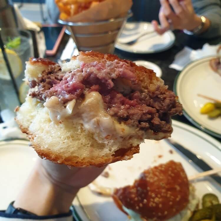 인소울버거패티는-미디엄레어로-구워져서-촉촉하고-육즙이-가득-했다