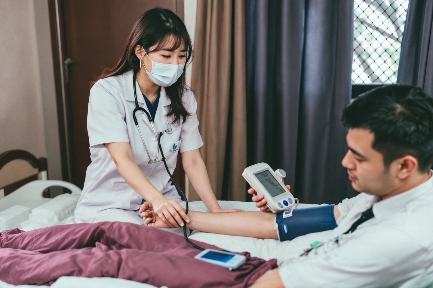 간호사가 남성의 혈압을 재고 있는 모습