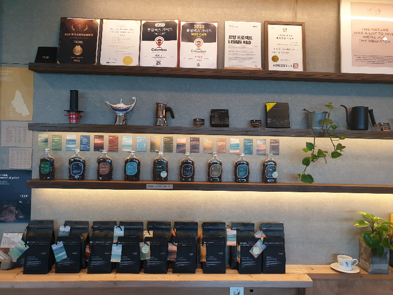 각종 자격증 및 상패 그리고 판매용 원두와 추출 도구들