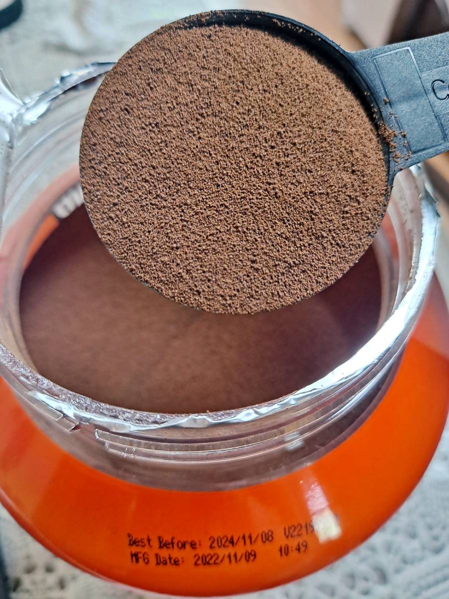 계량스푼에 원두가루 담다