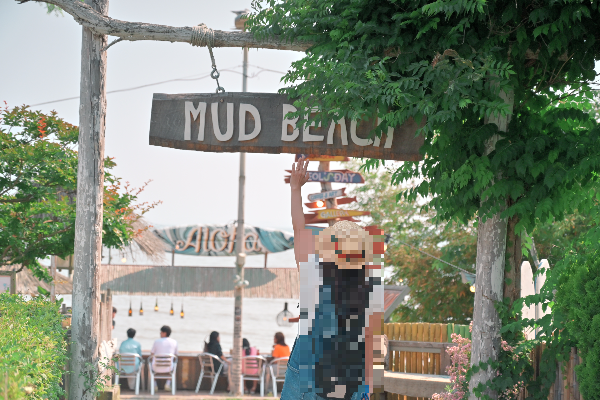 목재로 MUD BEACH로 씌여있는 간판