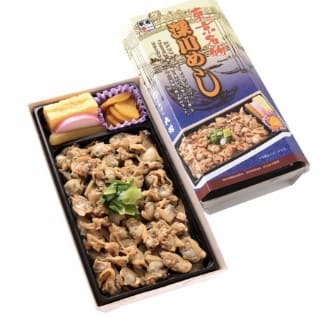 바지락들이 도시락 위에 올라가 있다.