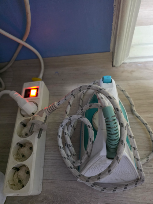 멀티탭 스위치를 이용해 대기전력을 차단하는 모습